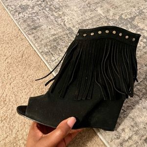 Size 8 black wedge with details
